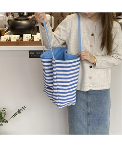 Détail du sac cabas en toile rayé bleu et blanc montrant l'intérieur spacieux et la doublure
