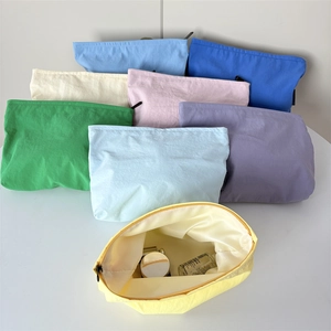 Pile de trousses en nylon imperméable multicolores offrant une grande capacité de rangement