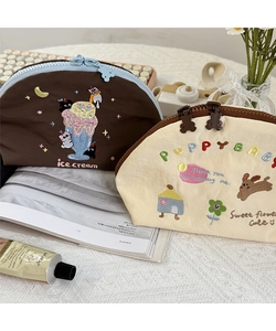 Dettaglio di borse portaoggetti in nylon con ricami e chiusure lampo a forma di orso
