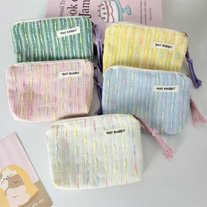 Detail der Strickstruktur und Farbvarianten der kleinen Reißverschluss-Münzbörse