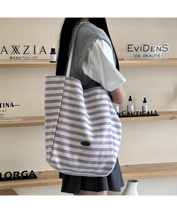 Détail du grand sac cabas en toile à rayures violettes avec sa bandoulière et sa capacité