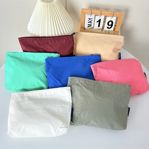 Vue à plat de trousses de toilette en nylon imperméable de couleurs variées avec fermeture éclair