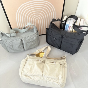 Détails des sacs à bandoulière en nylon avec poches multiples en noir, gris et beige
