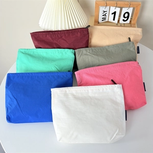 Vue à plat de trousses de maquillage colorées en nylon imperméable avec fermeture éclair