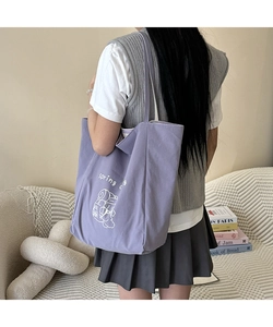 Détail du sac cabas en toile violette avec motif spring et texture coton épais