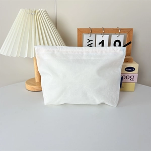 Détail de la trousse de maquillage blanche en nylon imperméable avec fermeture éclair