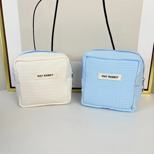 Minimalistische Mini-Aufbewahrungstaschen mit Waffelstruktur in Creme und Hellblau