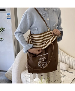 Détail du sac cabas en toile avec doublure rayée et illustration d'ours de sortie