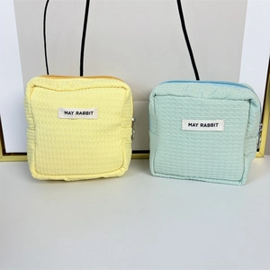Minimalistische Mini-Quadratbeutel aus Waffelstoff in Gelb und Blau zur Aufbewahrung