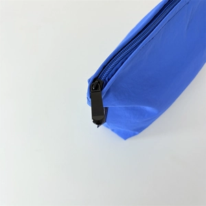 Vue détaillée du tissu en nylon imperméable et du zip de la trousse de toilette bleu cobalt