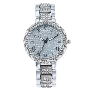 Montre luxe argentée pour femme avec cadran pavé de cristaux et chiffres romains