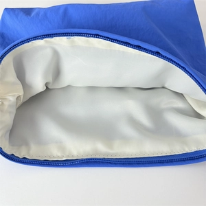 Vue détaillée de la trousse de toilette bleue en nylon imperméable avec doublure blanche