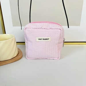 Detaillierte Nahaufnahme der rosa Waffelstoff Mini-Aufbewahrungstasche mit Reißverschluss