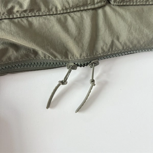 Gros plan sur le tissu ripstop vert militaire et le double zip robuste du sac en nylon