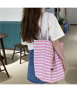 Détail du grand sac cabas en toile à rayures roses et blanches avec sa bandoulière chic