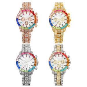 Détails de quatre chronographes de luxe avec lunette en cristal arc-en-ciel et diamants