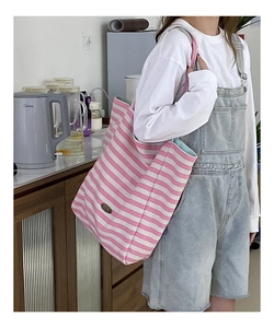Détail du sac cabas en toile à rayures roses et blanches montrant la doublure bleue