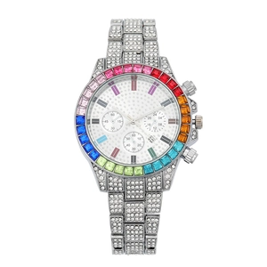 Gros plan d'une montre de luxe avec lunette arc-en-ciel et pavé de cristaux sur acier argent