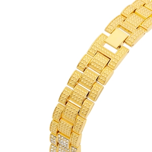 Vue détaillée du bracelet de montre en acier doré avec strass scintillants et texture