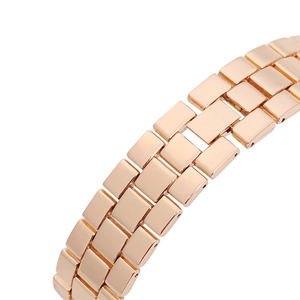 Gros plan du bracelet de montre en acier inoxydable rose doré poli à cinq maillons
