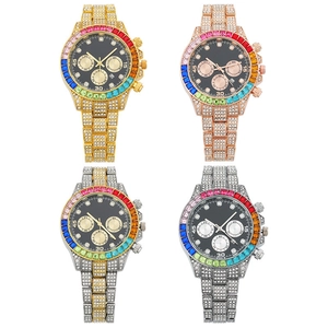 Gros plan de montres de luxe pour hommes avec lunette arc-en-ciel et bracelet diamanté
