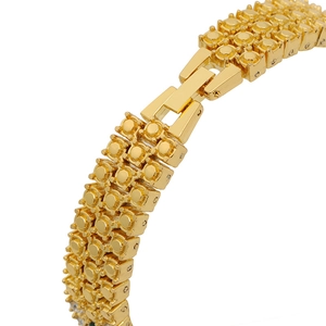 Dettaglio del bracciale a catena placcato oro a più file con finitura lucida e chiusura