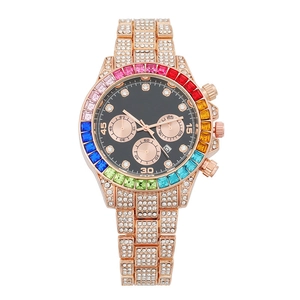 Détail de la montre or rose avec lunette arc-en-ciel et bracelet en acier serti de diamants