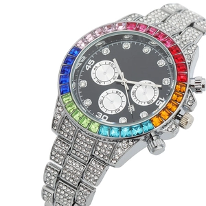 Montre luxe en acier argenté avec lunette arc-en-ciel et bracelet pavé de diamants