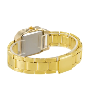 Détail du bracelet en métal doré poli et du boîtier carré de cette montre à quartz