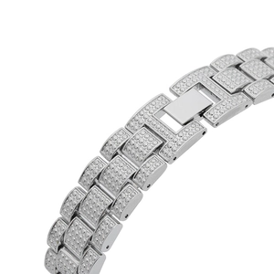 Détail macro du bracelet de montre en acier argenté avec pavé de cristaux et boucle