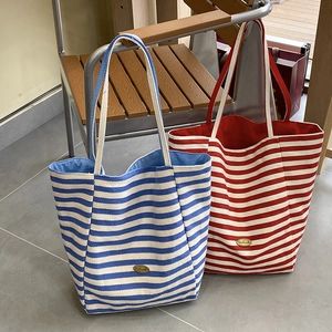 Sac cabas chic en toile rayée bleue et rouge avec emblème handmade en métal doré
