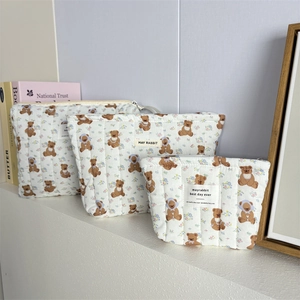 Lot de trois trousses à maquillage matelassées avec motif ours et fleurs de tailles variées