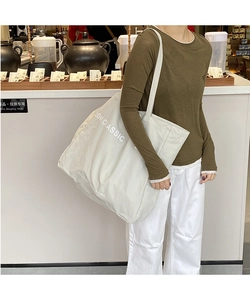 Detailed view of the recyclable canvas tote bag with Low Classic letter printing