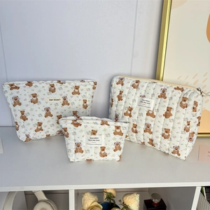Lot de trois trousses de rangement en coton matelassé avec motifs d'ours et de fleurs