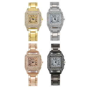 Vue macro de montres à quartz carrées serties de strass en versions or, argent et or rose