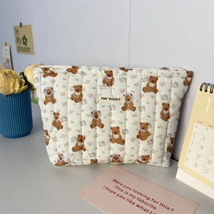 Vue détaillée de la trousse de maquillage matelassée avec oursons et motifs floraux