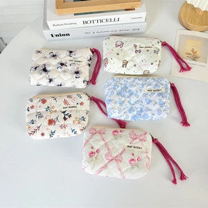 Set di cinque mini pochette trapuntate in cotone floreale con fiocchi e motivi a coniglio