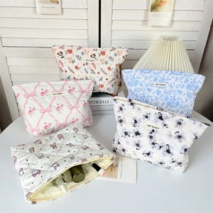 Trousses à maquillage matelassées fleuries montrant la grande capacité de rangement