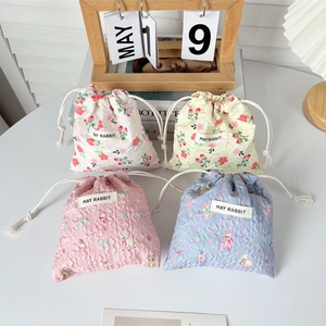 Simpatici sacchetti in tela con coulisse e decorazioni floreali e di coniglietti