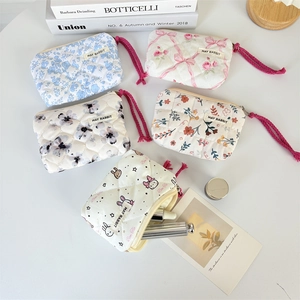 Mini pochette trapuntata a fiori con cerniera e cinturino da polso per rossetti