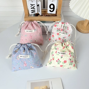 Sacchetti con coulisse in tela con disegni di conigli e fiori in stile kawaii chic