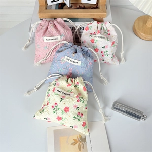 Dettaglio di piccoli sacchetti a coulisse con trama 3D e etichette May Rabbit