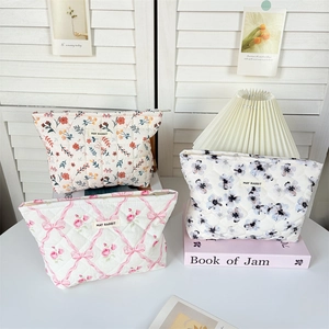 Trousses à maquillage matelassées à motifs floraux en trois modèles pour le voyage