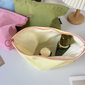 Detail of multi-color plaid nylon makeup bags with smooth zipper and large capacity