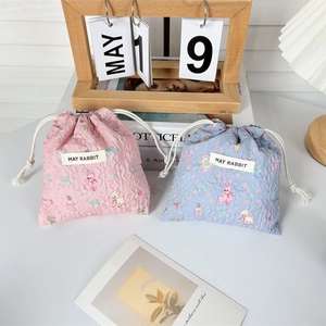 Simpatici sacchetti in tessuto con coulisse e stampa di coniglietti in rosa e blu pastello