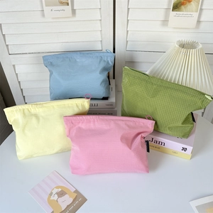 Waterproof nylon checkered makeup bag set in pastel colors for travel storage