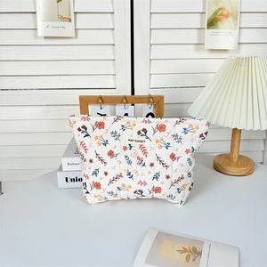 Vue détaillée de la trousse à maquillage May Rabbit matelassée avec motif floral doux