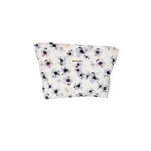 Trousse à maquillage matelassée à fleurs mauves avec logo May Rabbit sur fond blanc pur