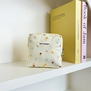 Mini pochette de maquillage carrée fleurie blanc cassé avec étiquette May Rabbit