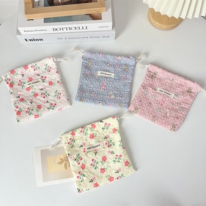 Vista dall'alto di quattro sacchetti a coulisse con motivi floreali e orsetti May Rabbit